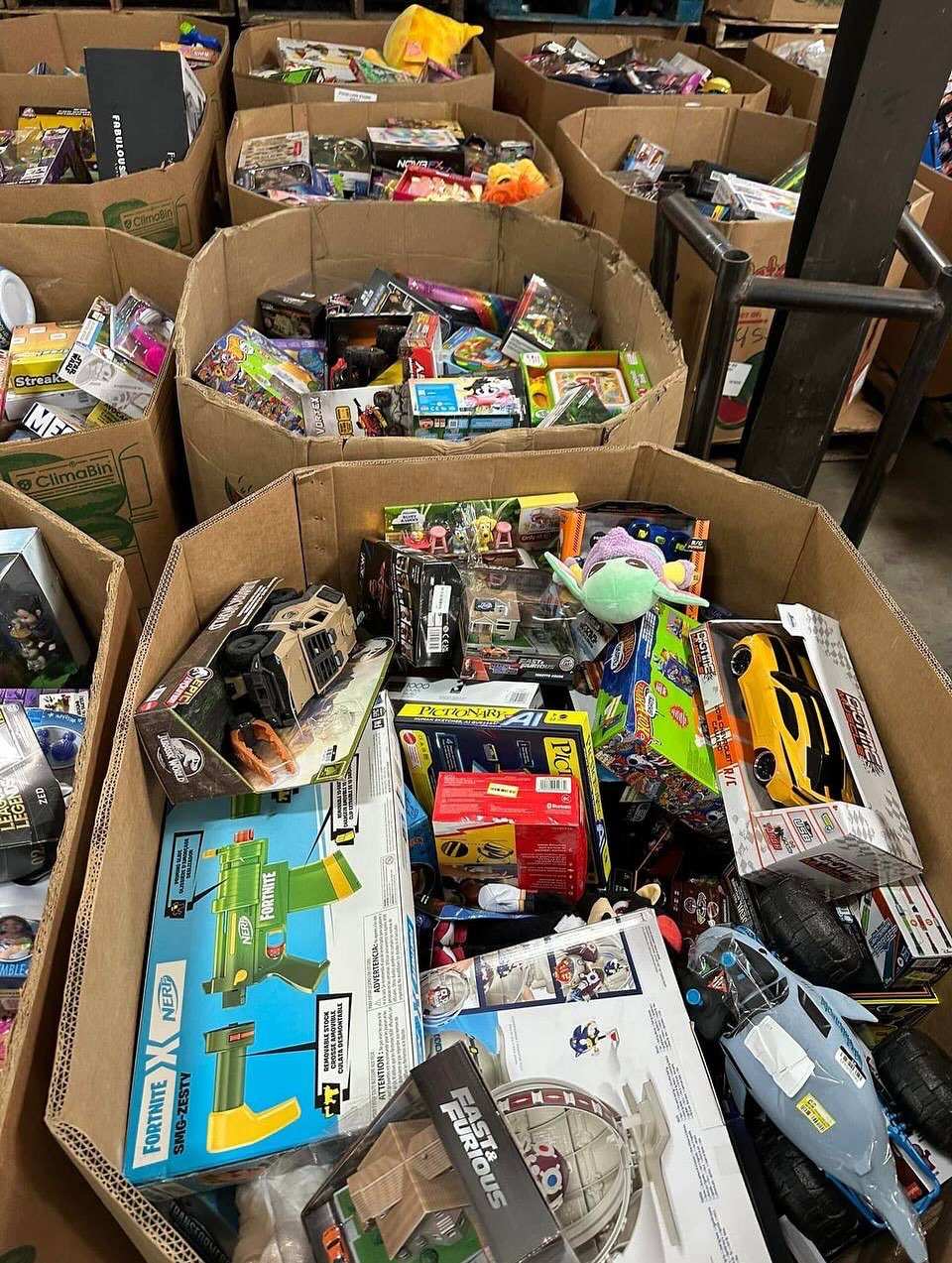 Toys and gaming pallets - LEGO, Pokรฉmon, Hot Wheels