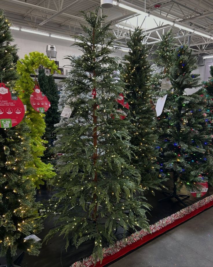 Pallet Christmas Tree - Wholesale liquidation pallet for sale USA manifested