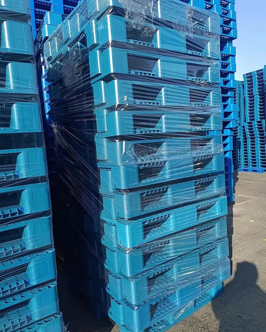 Nestable, rackable, heavy duty pallet styles