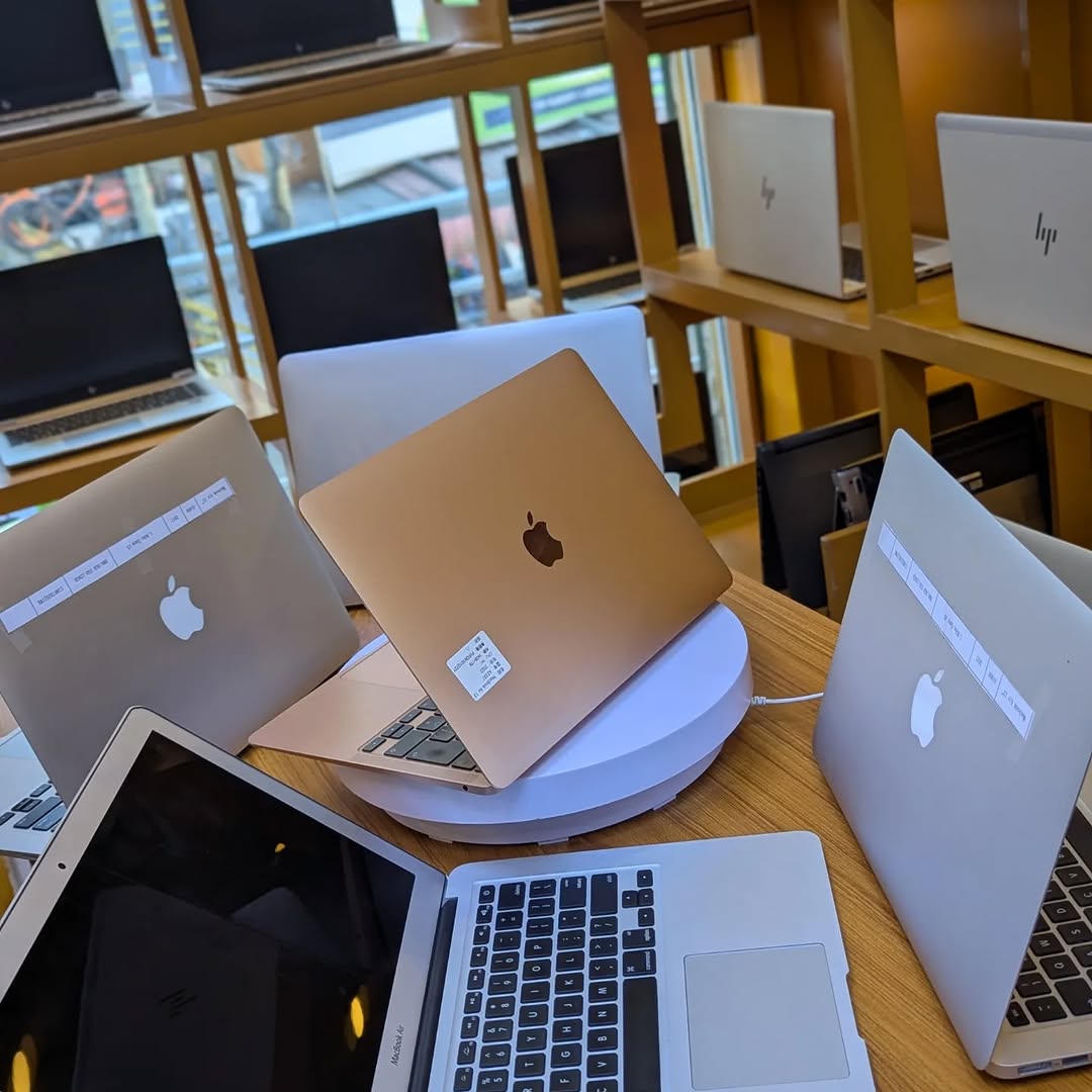 MacBook and laptop computer pallet